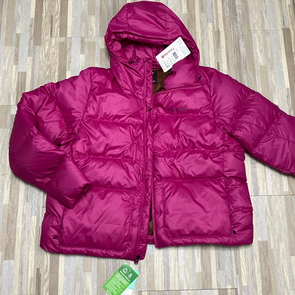 NWT, MARMOT ladies puffy coat.  Zips up front. Size XL. Original price $275
